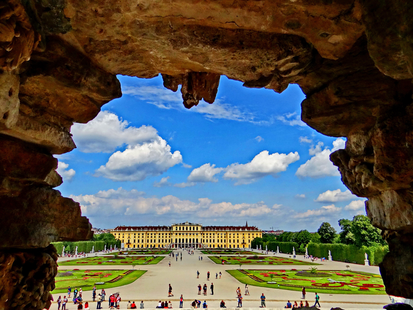 BLICK DURCH DEN NEPTUNBRUNNEN ZUM SCHLOSS SCHÖNBRUNN - WIEN