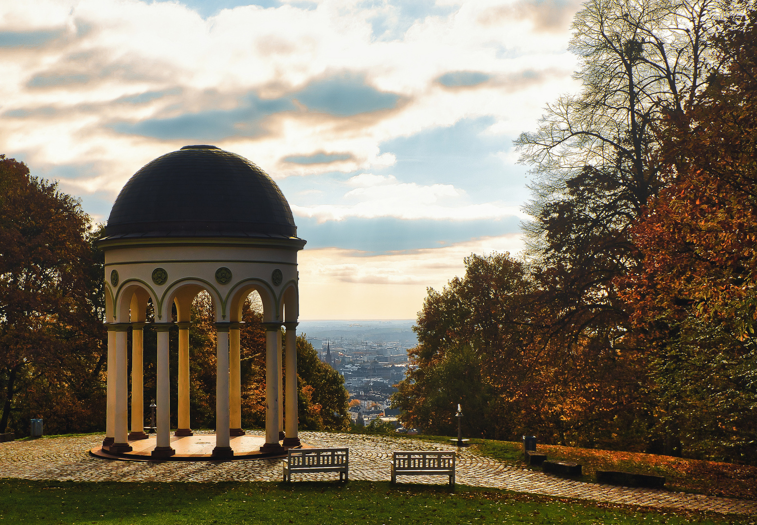 Blick durch den Neroberg-Tempel auf Wiesbaden