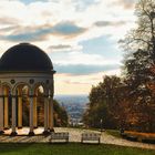 Blick durch den Neroberg-Tempel auf Wiesbaden