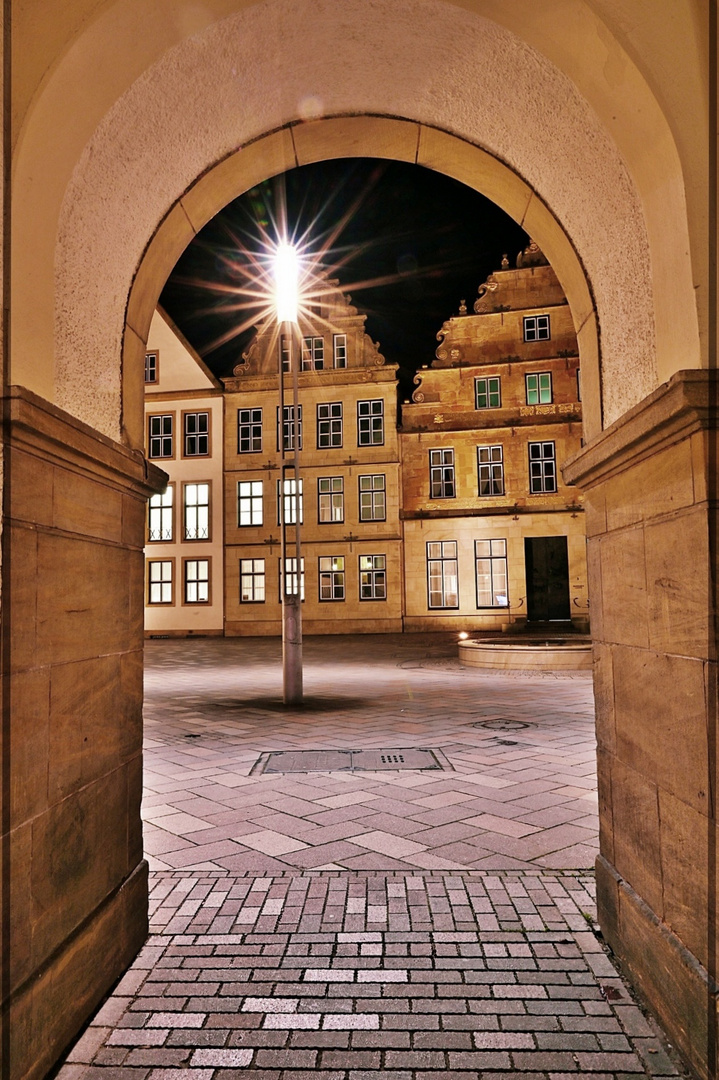 Blick durch den Rundbogen - Alter Markt in Bielefeld