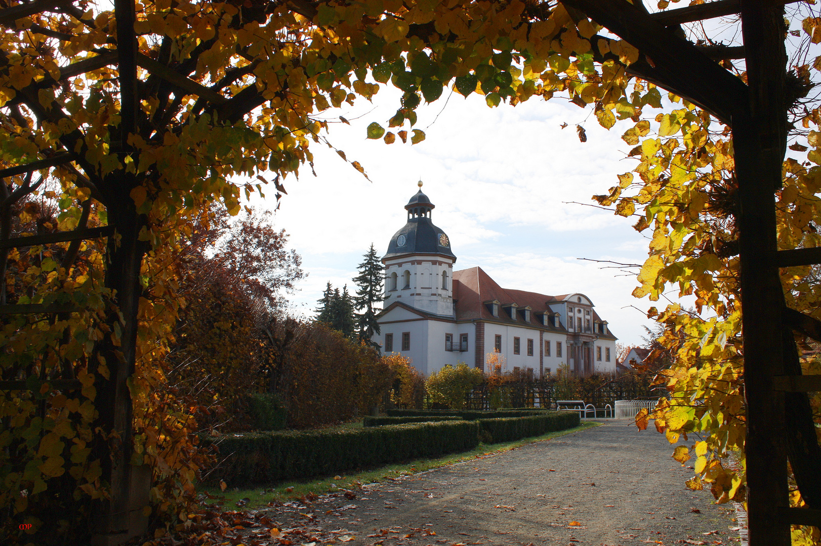 Blick durch den Rundgangbogen auf dei Schloßkirche