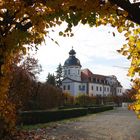 Blick durch den Rundgangbogen auf dei Schloßkirche