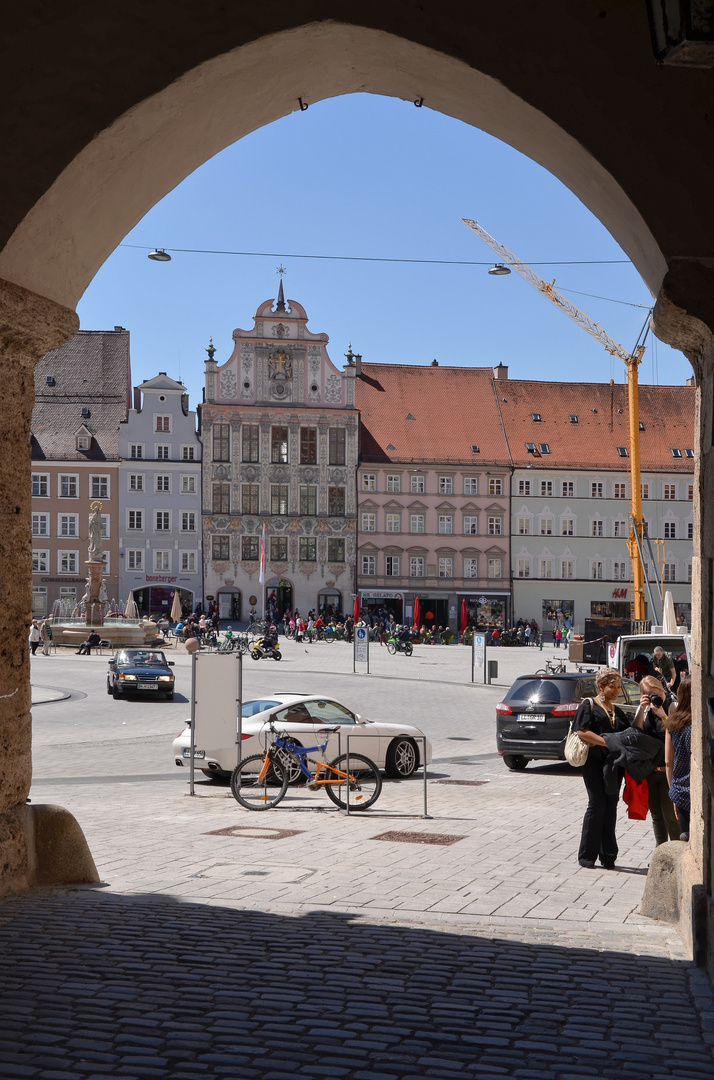 Blick durch den Schmalzturm zum Hauptplatz, Landsberg am Lech, Mai 2016