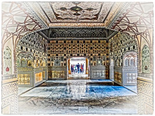 BLICK DURCH DEN SPIEGELSAAL....