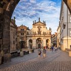 Blick durch den Torbogen des Altstädter Bückenturms auf die Salvatorkirche von Prag