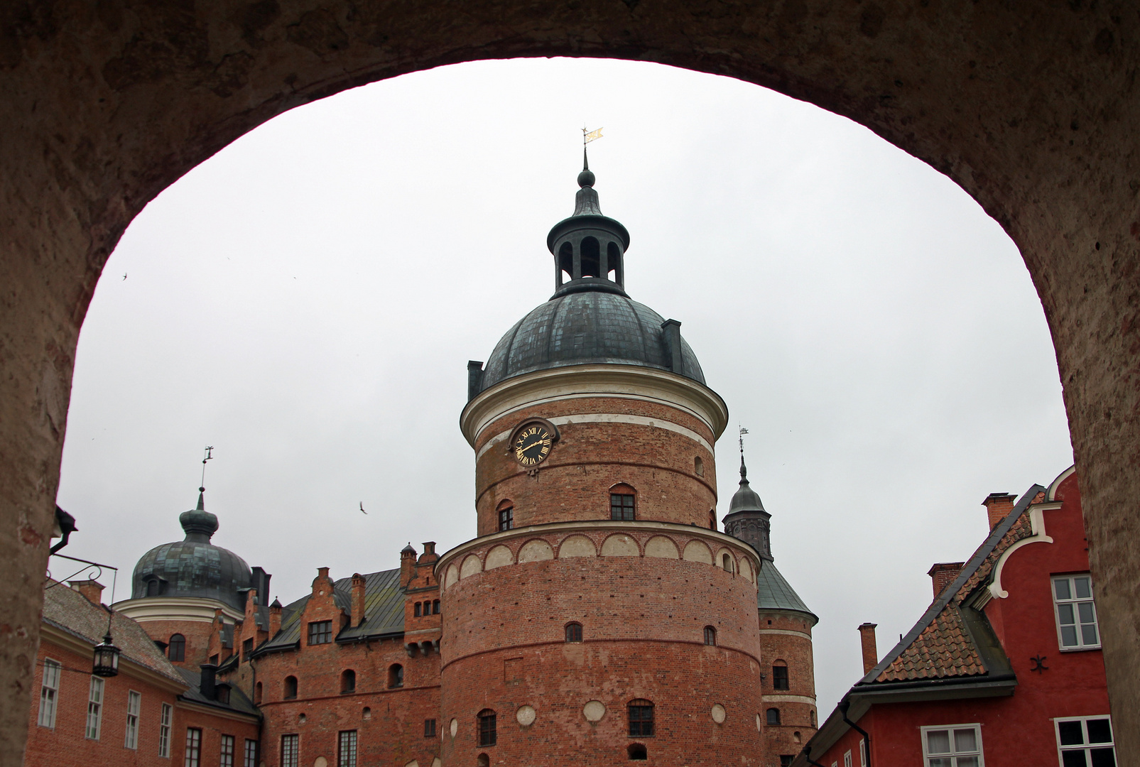 Blick durch den Torbogen