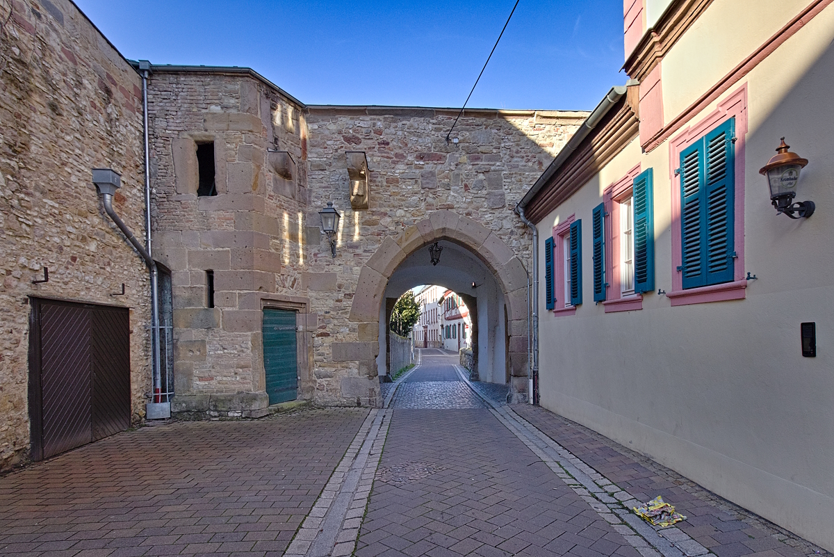 Blick durch den Torbogen in der Alzeyer Schlossgasse