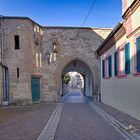 Blick durch den Torbogen in der Alzeyer Schlossgasse