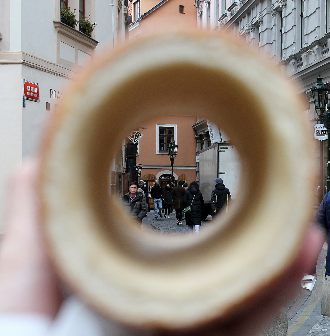 Blick durch den Trdelnik - Prag kulinarisch