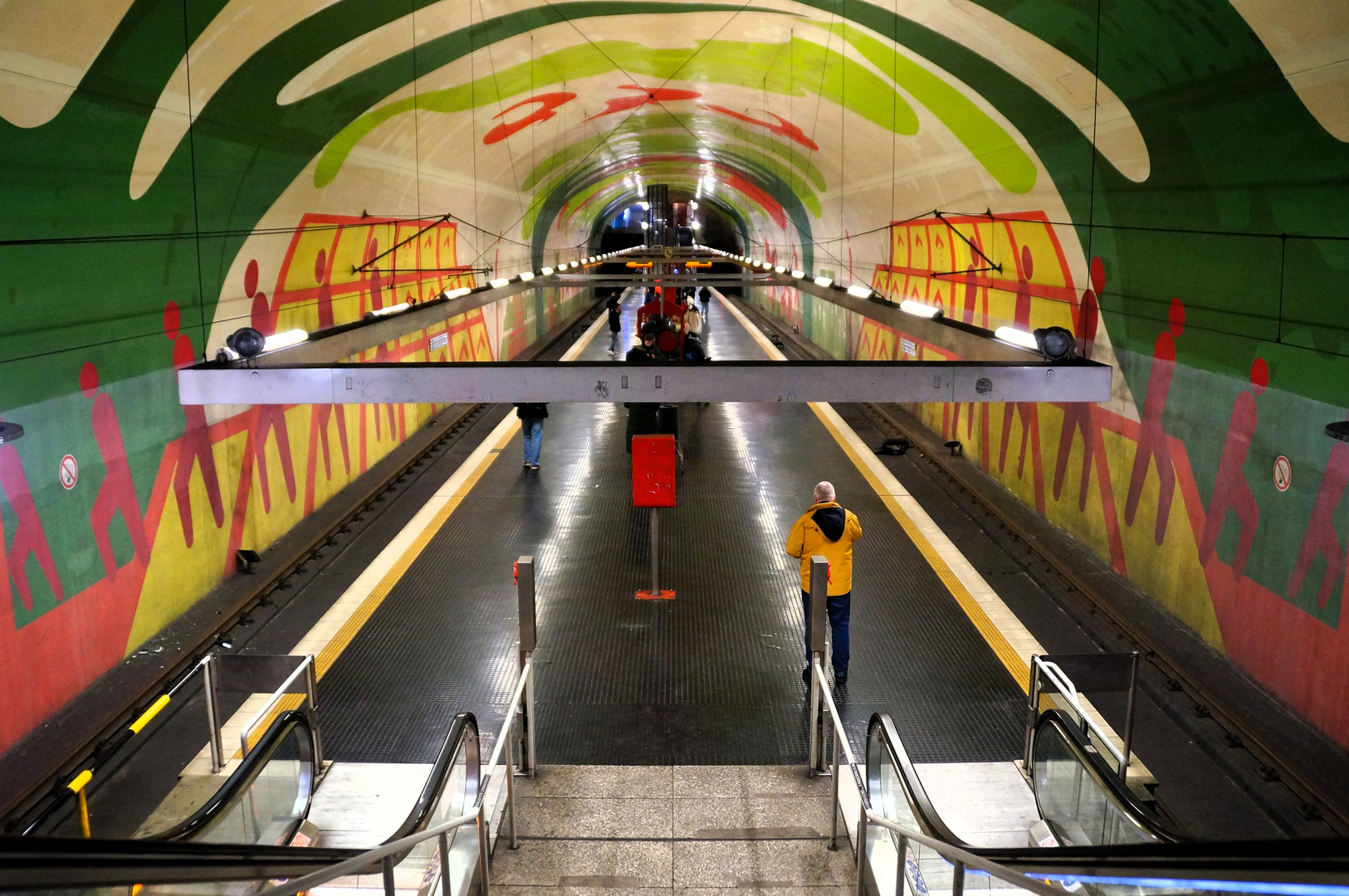 Blick durch den U-Bahnhof