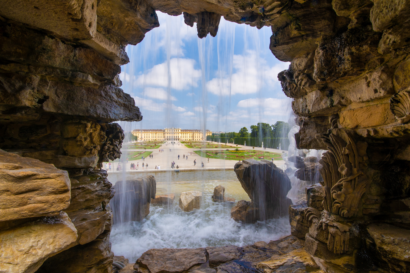 Blick durch den Wasserfall