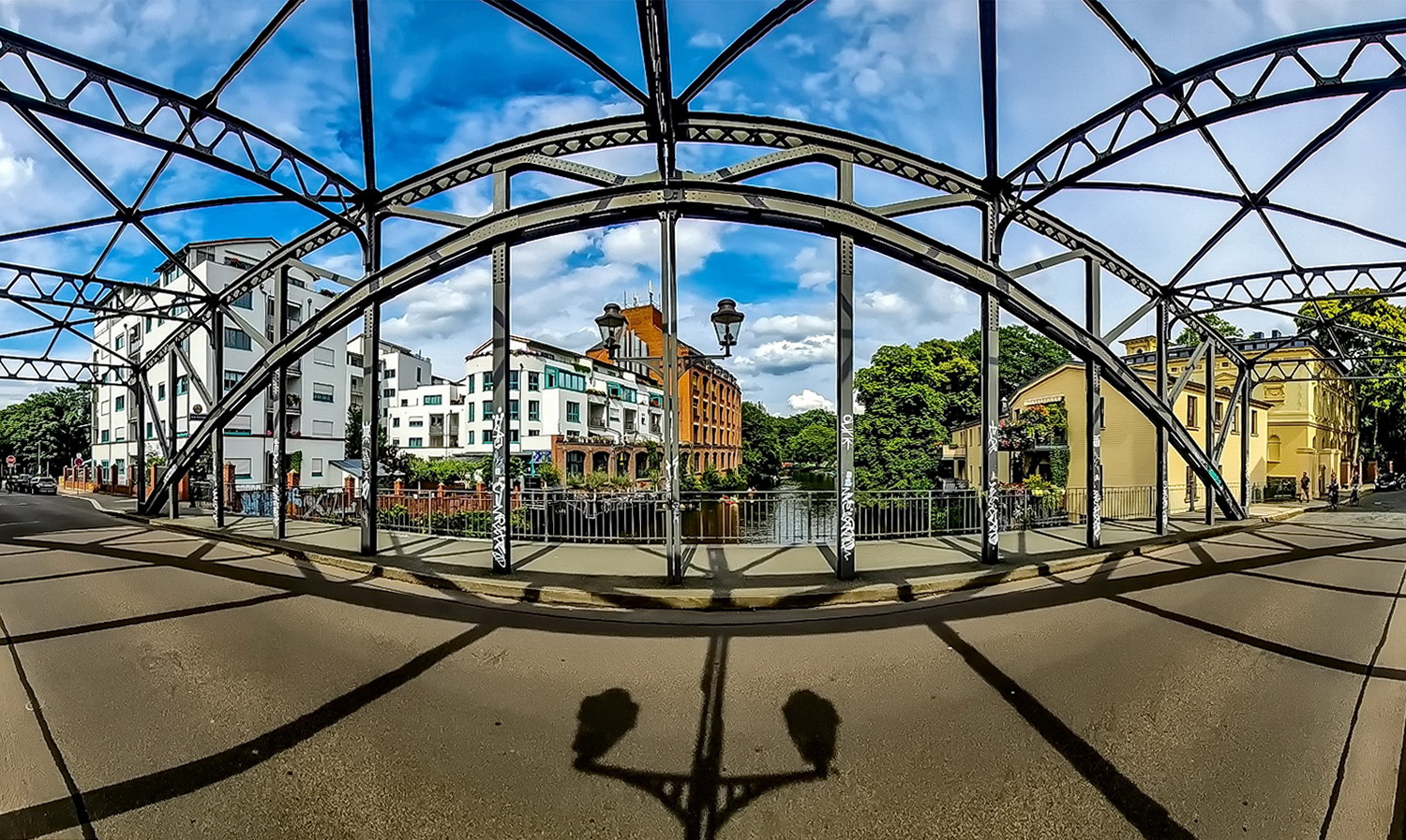 Blick durch die alte Stahlfachwerkbrücke in Leipzig Plagwitz