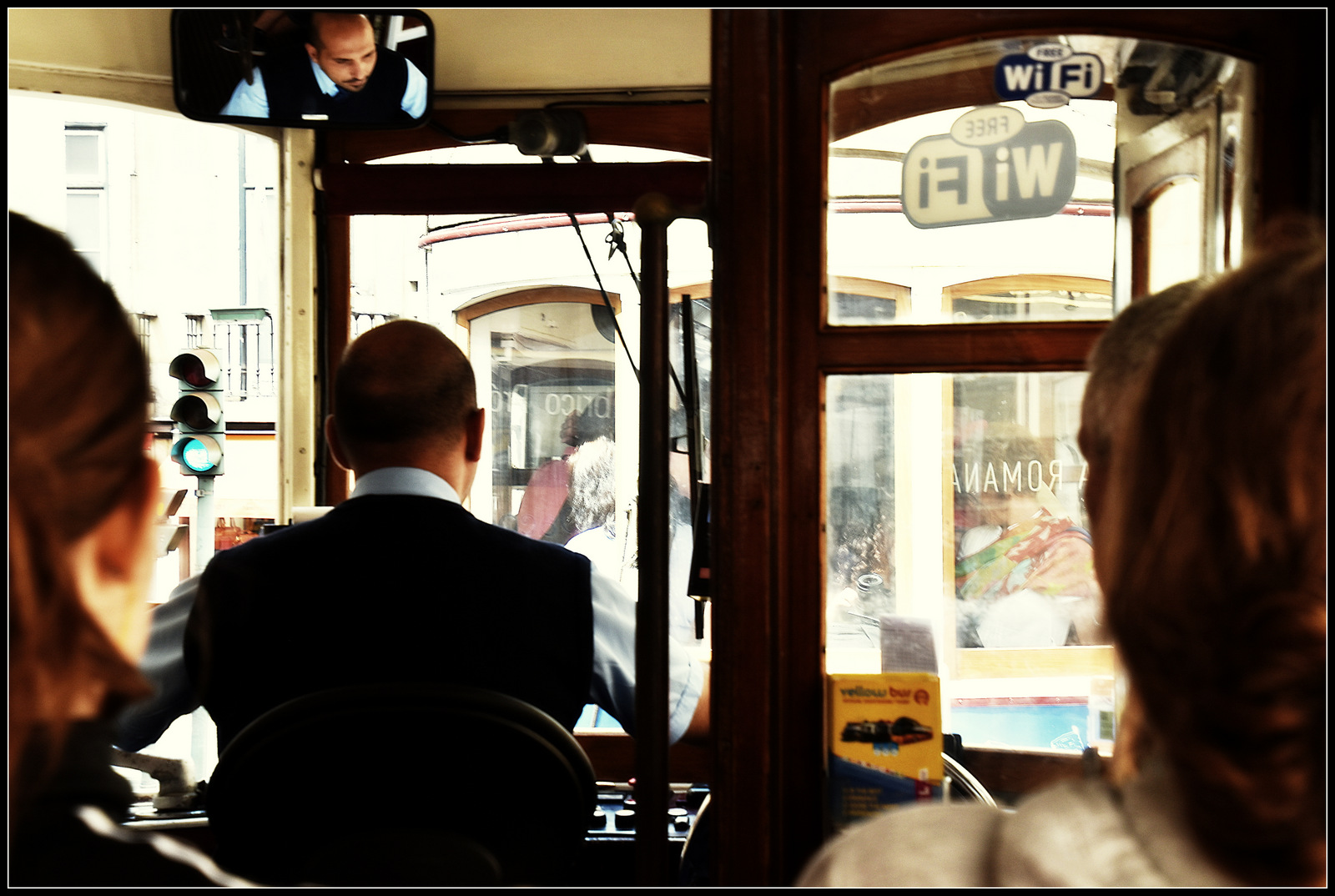 ...Blick durch die alte Tram nach draussen...