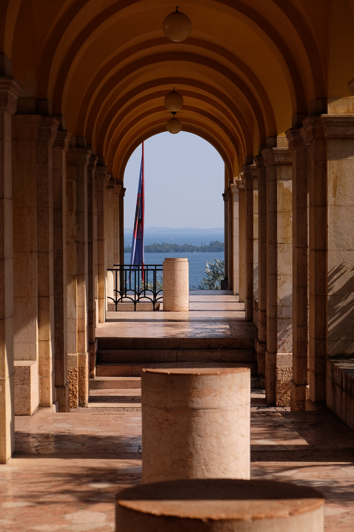 Blick durch die Arkaden des "Vittoriale" auf die Isola del Garda