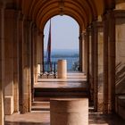 Blick durch die Arkaden des "Vittoriale" auf die Isola del Garda