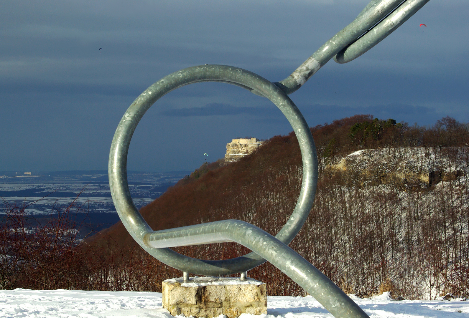 Blick durch die Brille zur Burg Hohen Neuffen - Schwäbische Alb