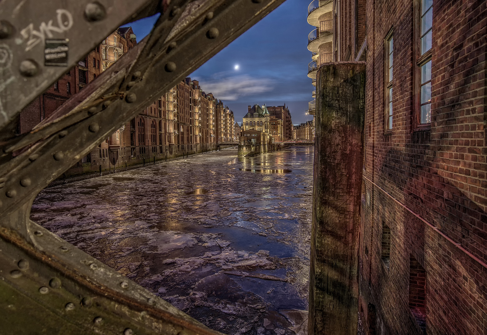 Blick durch die Brücke 