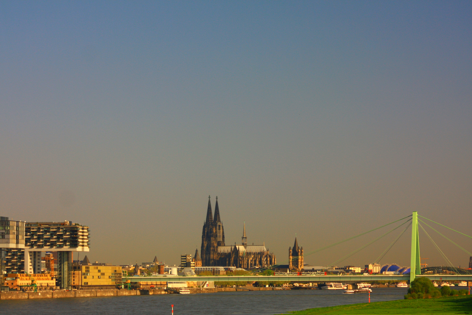 Blick "durch" die Brücken der Domstadt