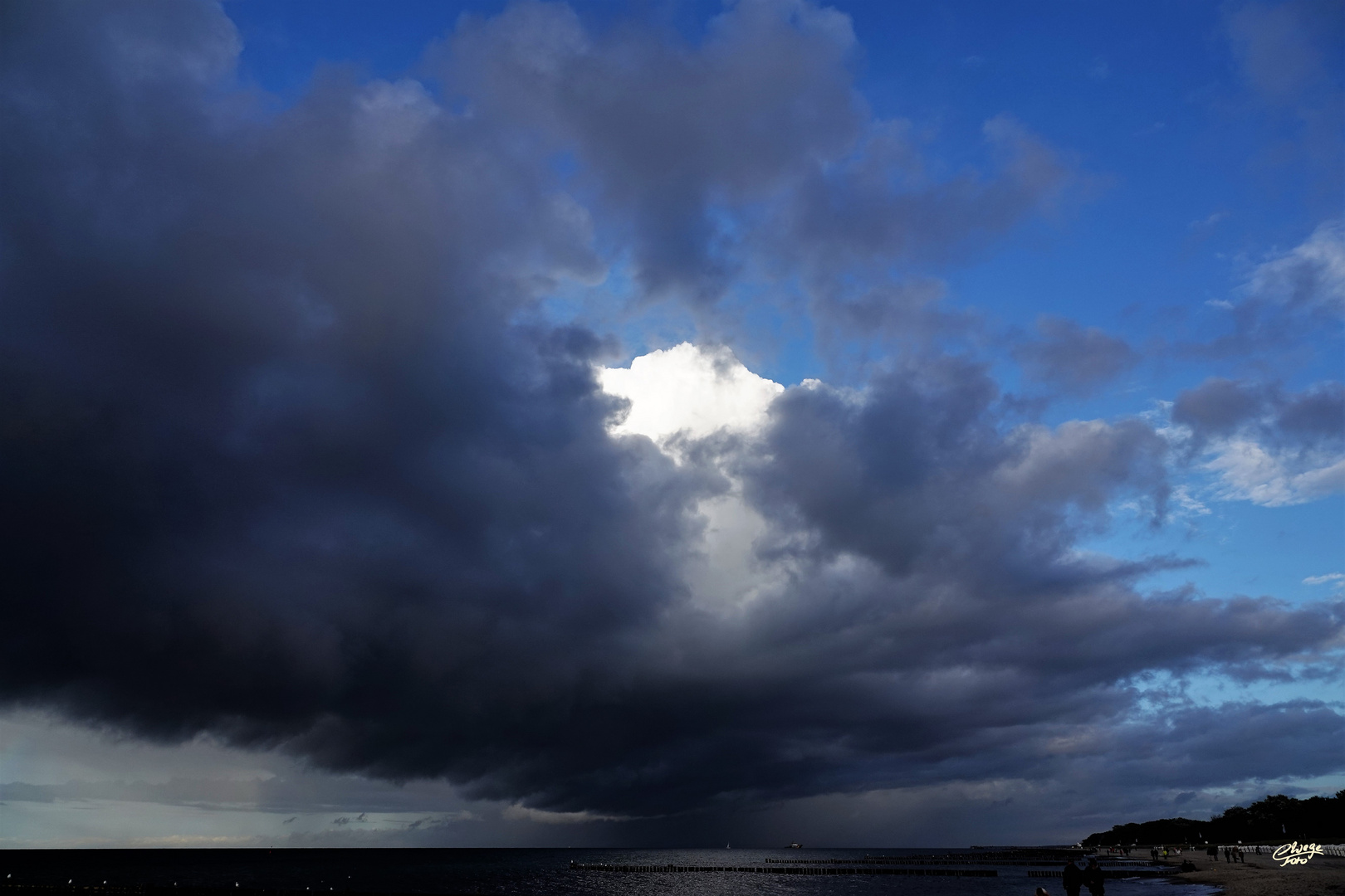 Blick durch die dunkle Wolkenwand...