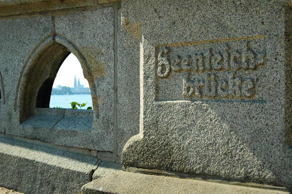 Blick "durch" die Feenteichbrücke auf die Aussenalster