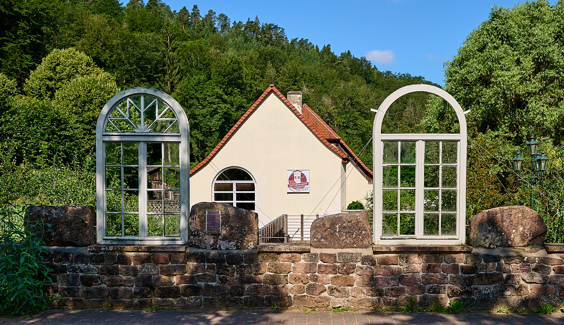 Blick durch die Fenster zum Unterhammer, mit Blick auf das ehemalige Eisen-Hammerwerk.