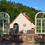 Blick durch die Fenster zum Unterhammer, mit Blick auf das ehemalige Eisen-Hammerwerk.