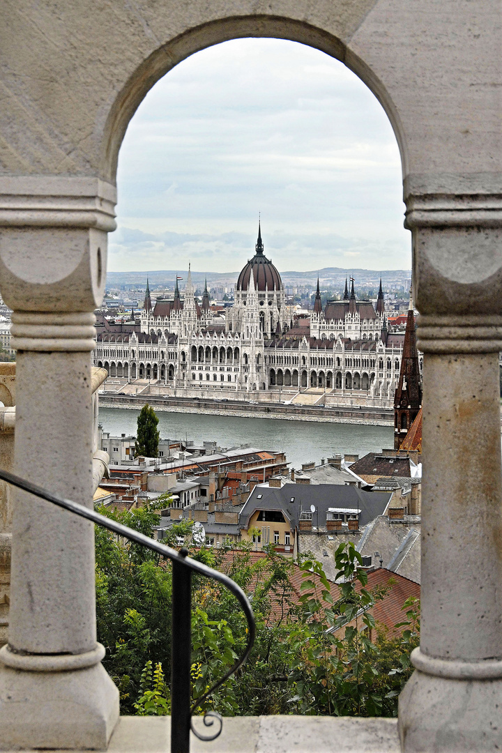 Blick durch die Fischerbastei auf das Parlament