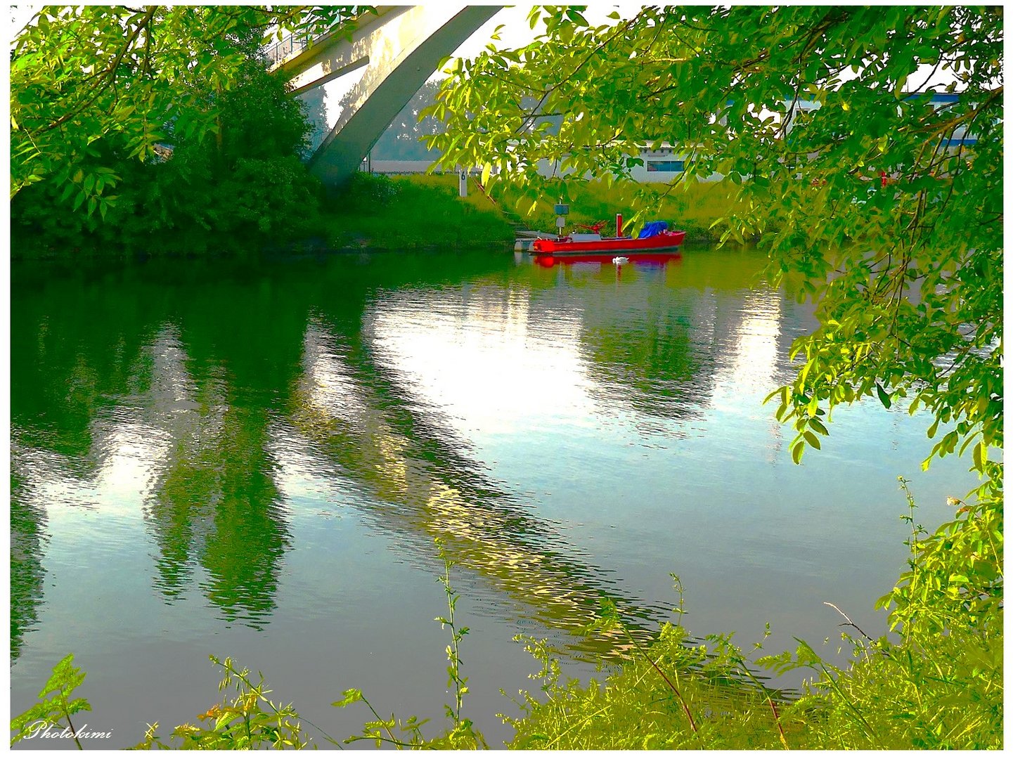 Blick durch die Fußgängerbrücke