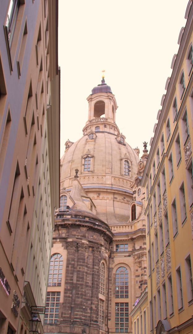 Blick durch die Gasse zur Frauenkirche