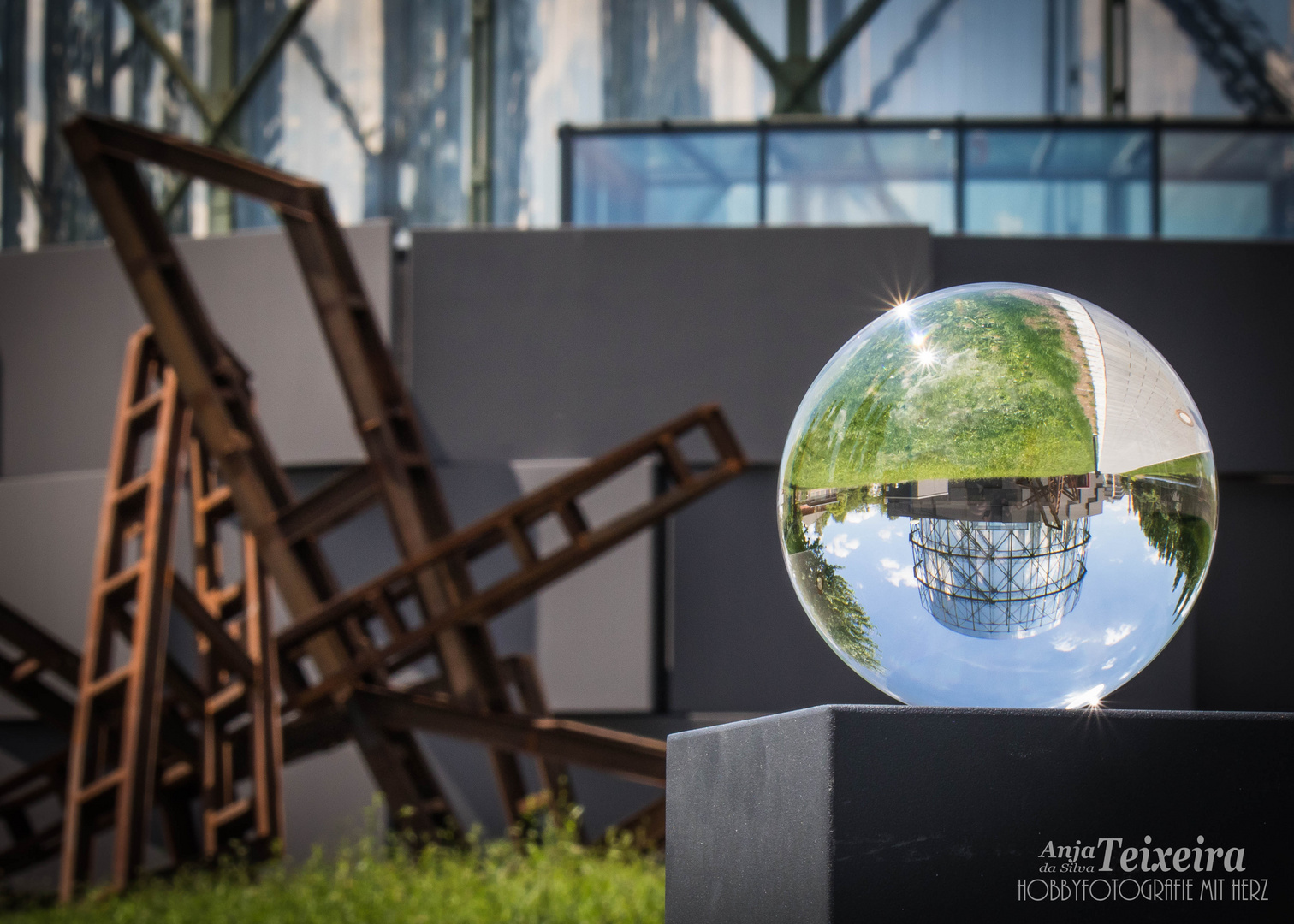 Blick durch die Glaskugel " Gasometer Pforzheim"