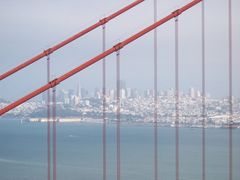 Blick durch die Golden Gate Bridge auf San Francisco