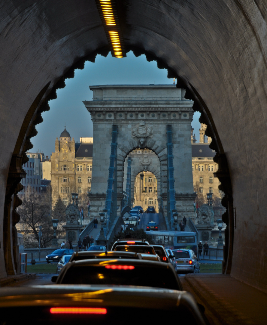 Blick durch die Kettenbrücke auf Grasham-Palace  in der Abendsonne.