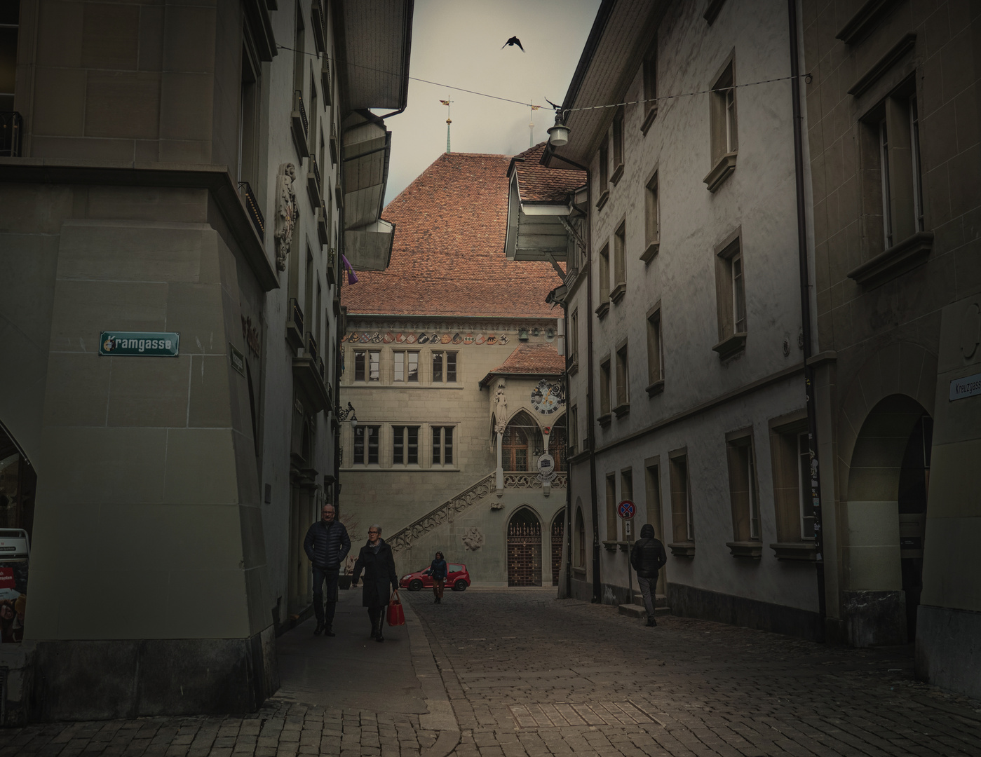 Blick durch die Kreuzgasse auf das Berner Rathaus