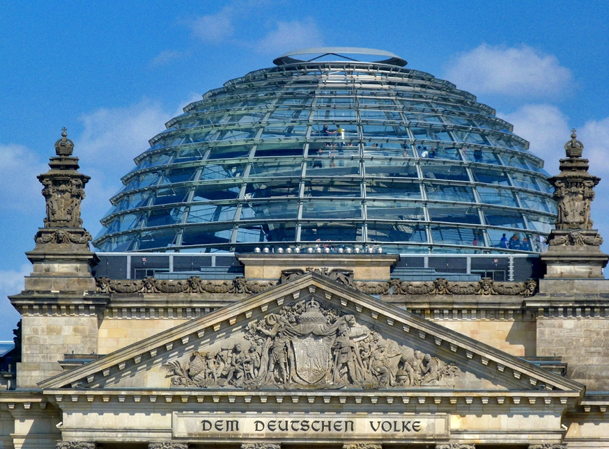 Blick durch die Kuppel des Reichstagsgebäudes.