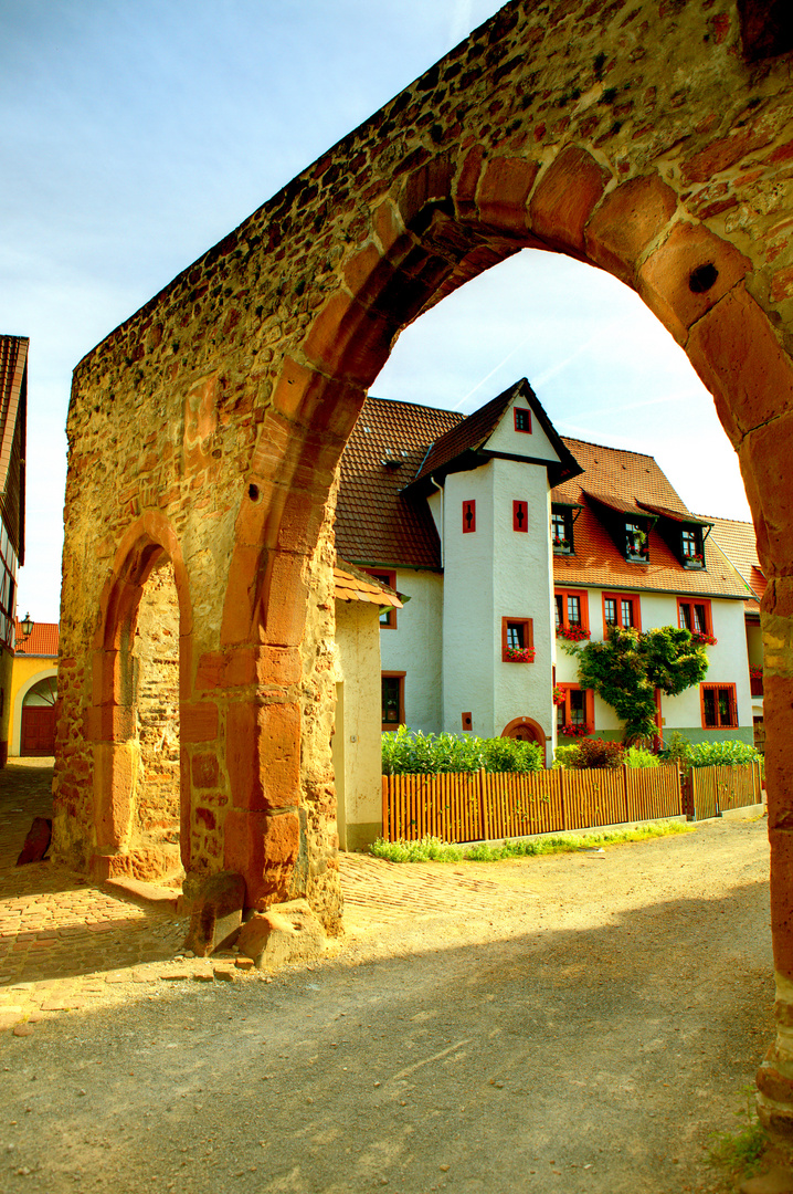 Blick durch die Ladenburger Stadtmauer