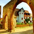 Blick durch die Ladenburger Stadtmauer