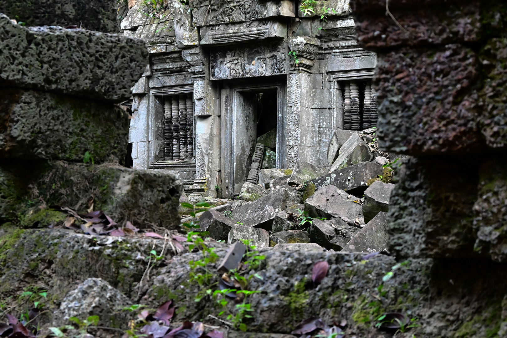 Blick durch die Mauer auf Banteay Ampil