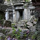 Blick durch die Mauer auf Banteay Ampil