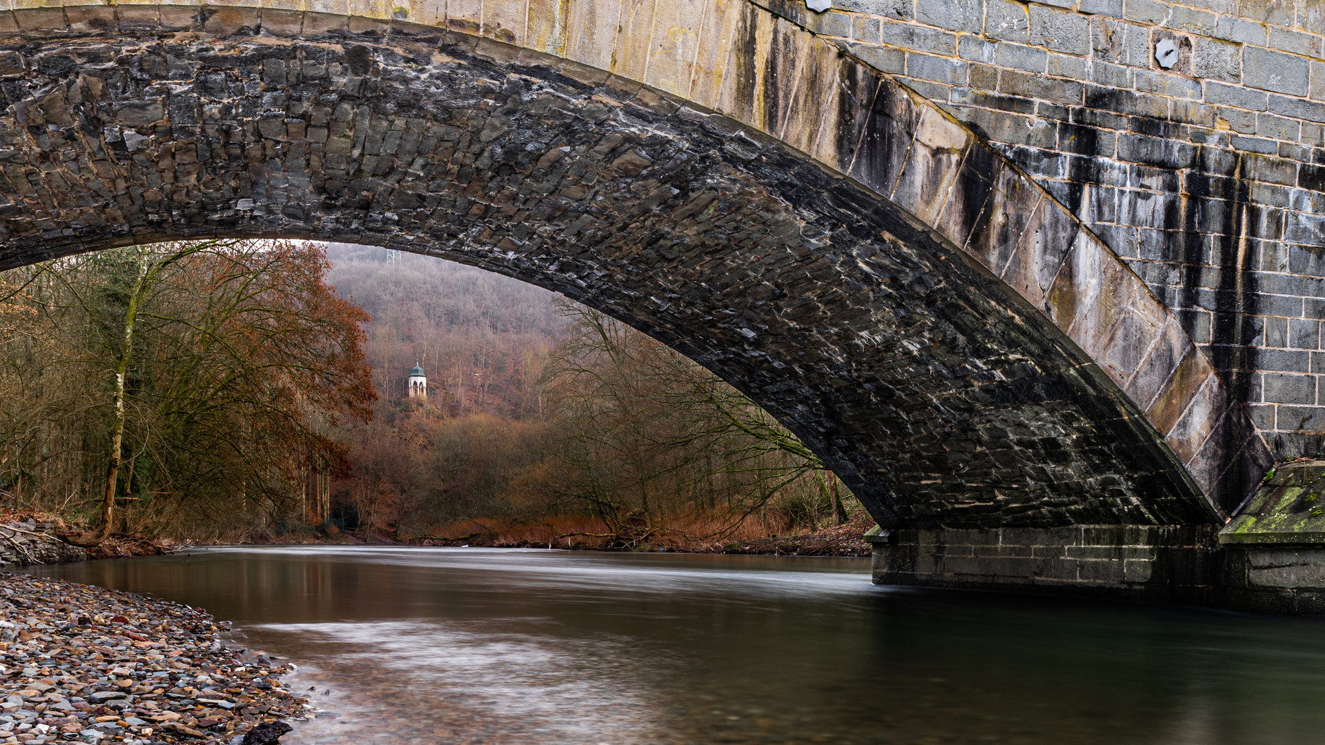 Blick durch die Napoleonsbrücke über die Wupper auf den Diederichstempel