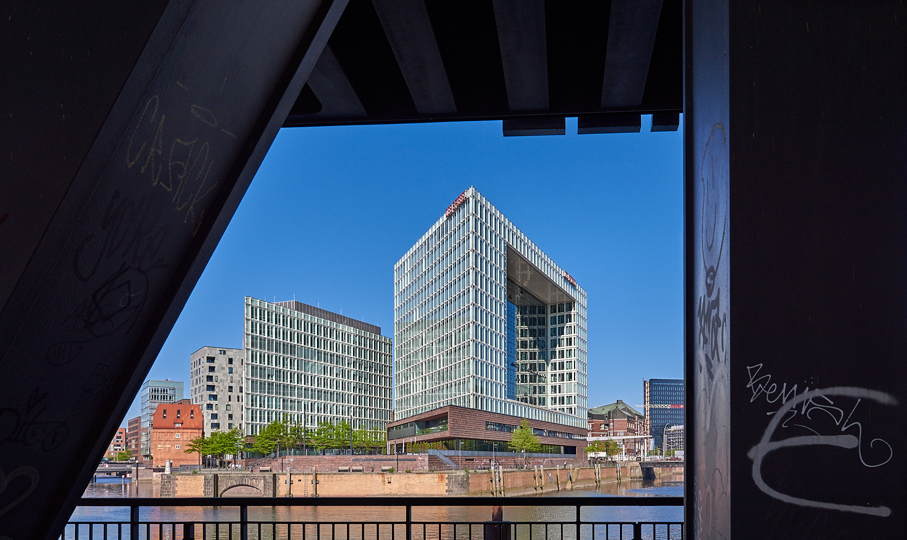 Blick durch die Oberhafenbrücke auf das Spiegel-Gebäude in der Hamburger Hafen City.