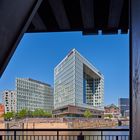 Blick durch die Oberhafenbrücke auf das Spiegel-Gebäude in der Hamburger Hafen City.