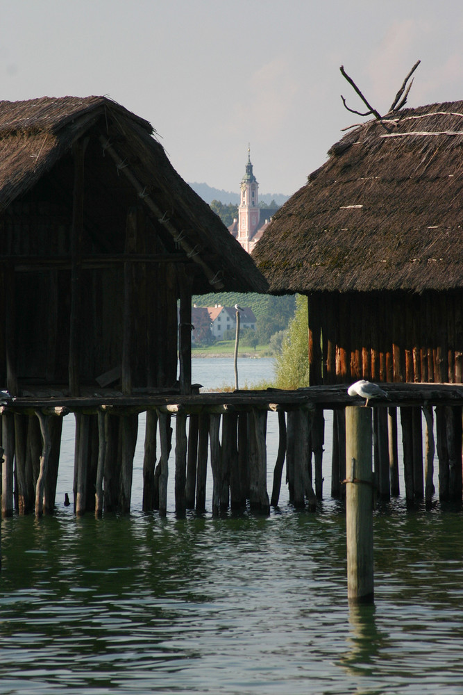 Blick durch die Pfahlbauten am Bodensee