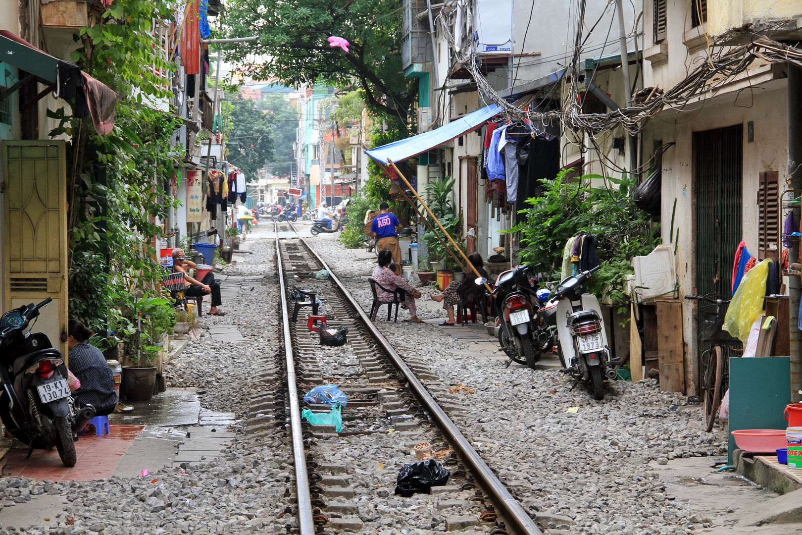 Blick durch die "Rail Street" in Hanoi (Vietnam)