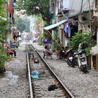 Blick durch die "Rail Street" in Hanoi (Vietnam)