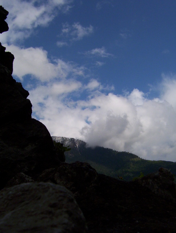 Blick durch die Ruine in die Berge