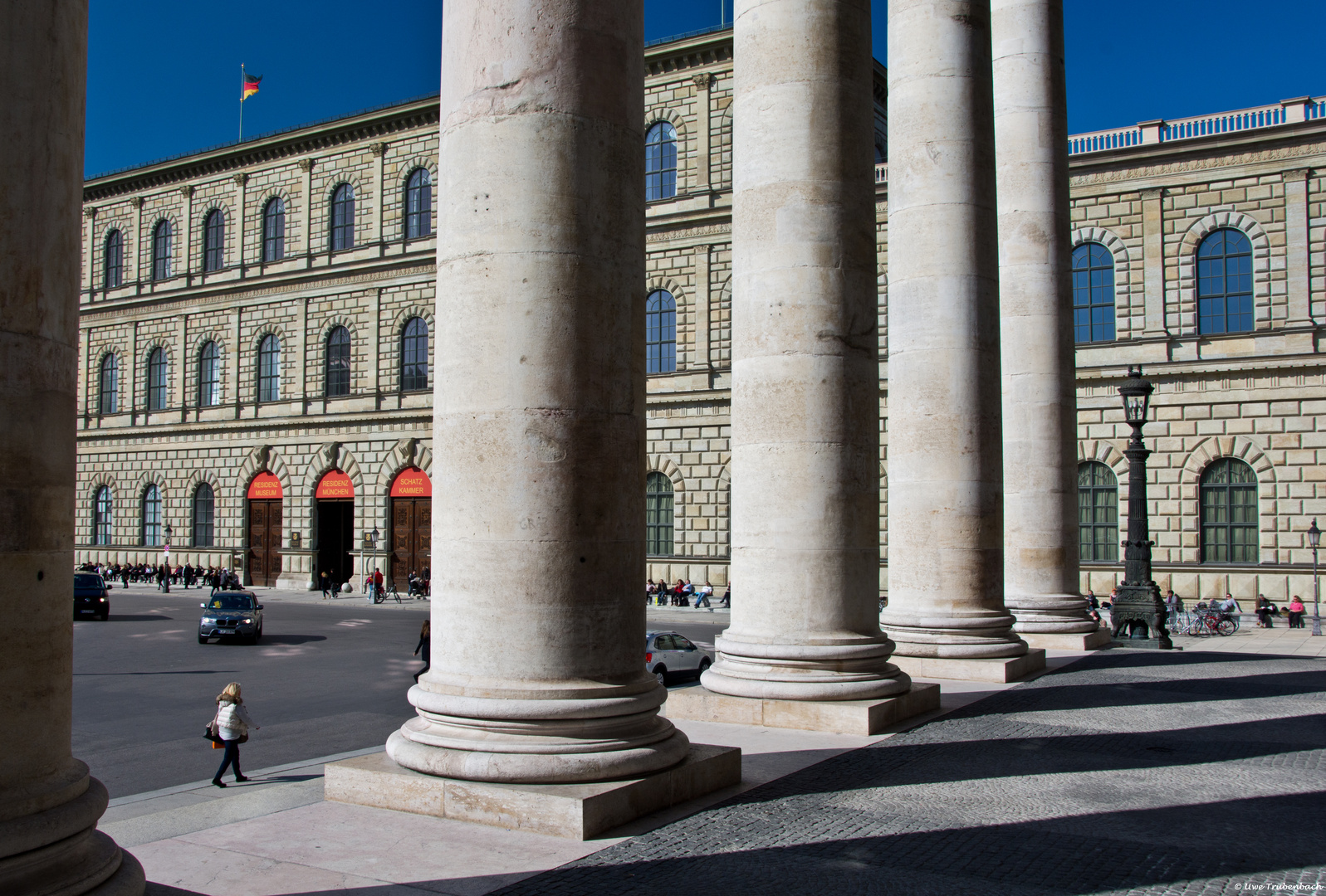 Blick durch die Säulen des Nationaltheaters auf die Münchner Residenz