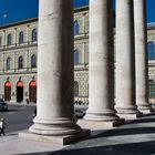 Blick durch die Säulen des Nationaltheaters auf die Münchner Residenz