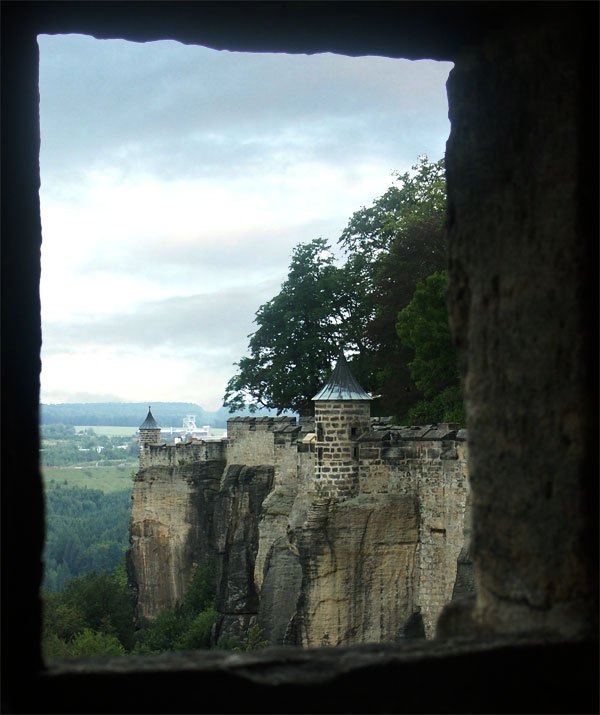 Blick durch die Schießscharte von Wladimir Arnhold