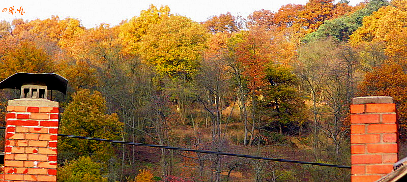 Blick durch die Schornsteine auf den Mühlenberg