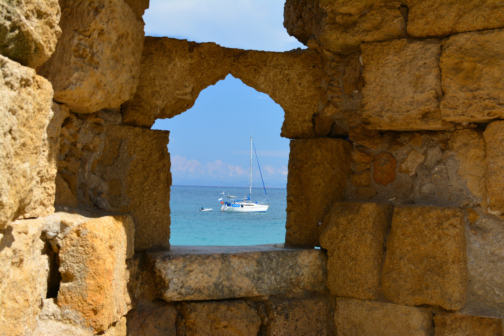 Blick durch die Stadtmauer